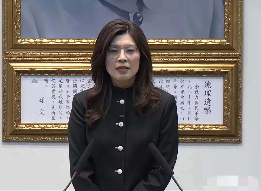 国民党15日下午召开重磅中常会，郑丽文一出场直接引发全场关注，一身利落黑色中山装