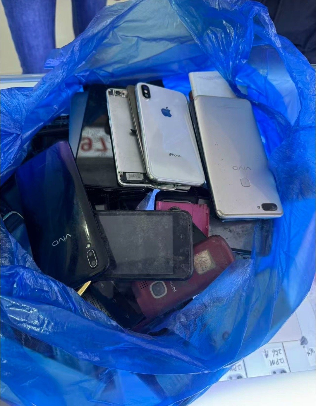 旧手机回收一天一个价以前总听见楼下喊旧手机换不锈钢盆，也就换一个盆，现在回头看真