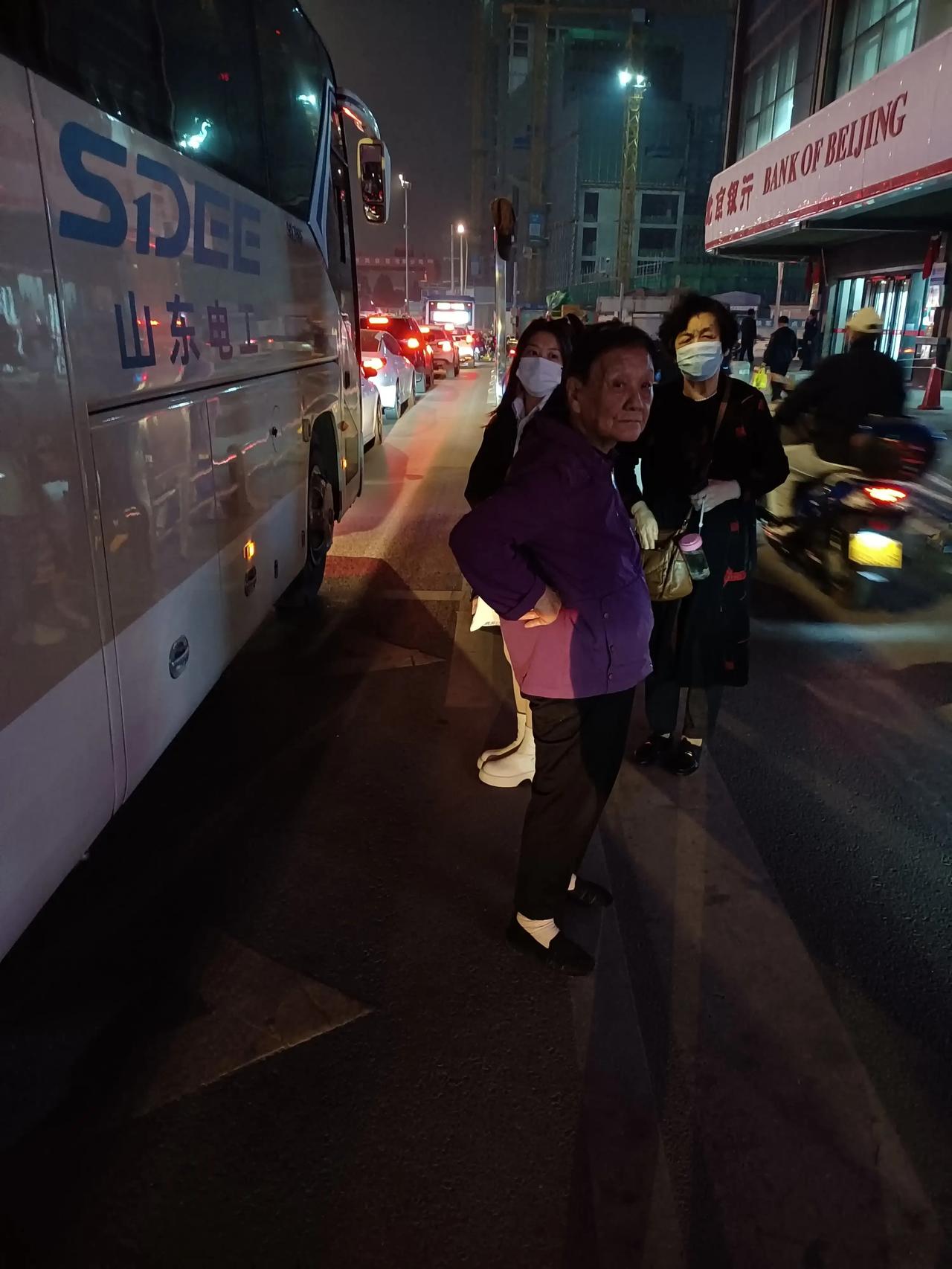 前段时间把车给卖了
现在后悔了，虽然平时不怎么开车，一直在那停着吃土，但是用到时