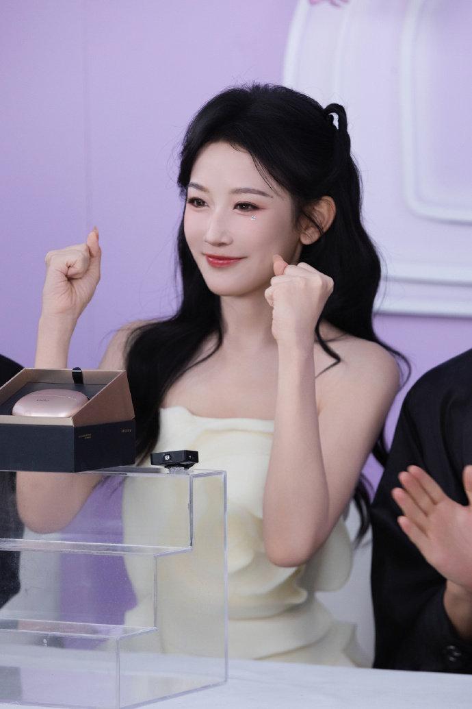 曾辉THD 拍摄花絮甜度超标 谁被这俩的拍摄花絮戳中了！韩雨彤和曾辉全程笑意藏不