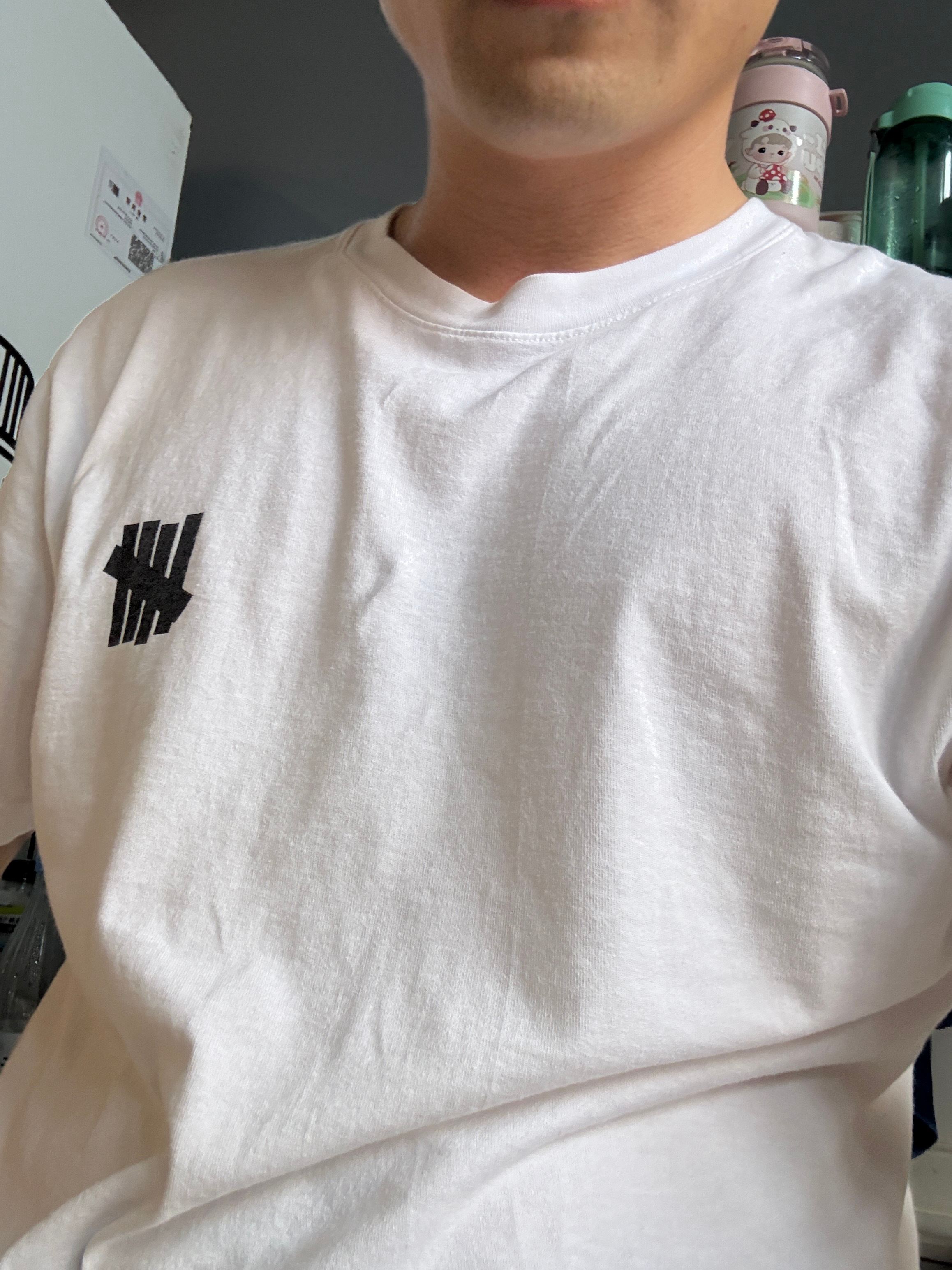 五道杠这种短袖避雷啊！之前买了十几件，又不吸汗又没型，洗两次就肥了。穿惯了彩椒牌