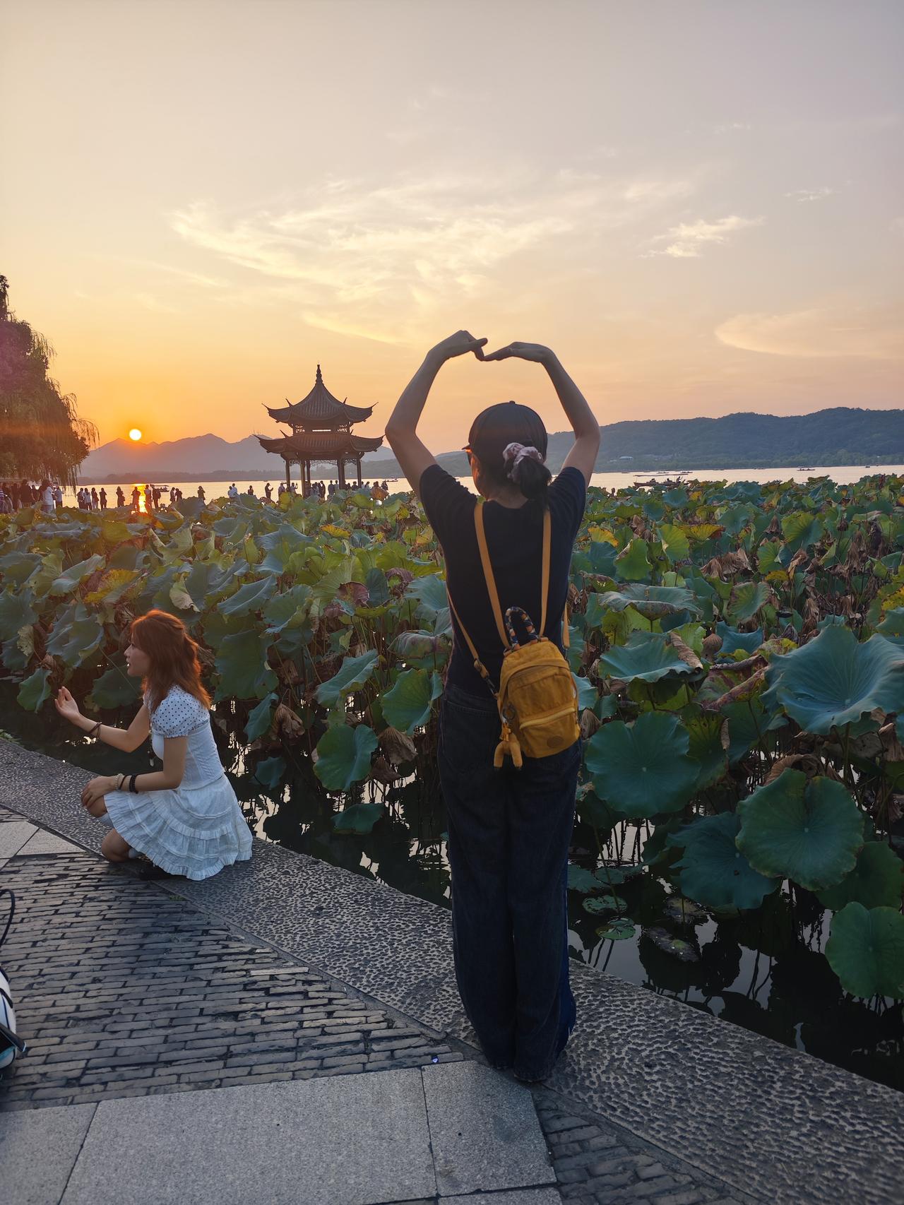 杭州西湖的夕阳总是让我们感觉青春的花朵还未来得及尽情绽放，时间的秋风已悄然吹过，