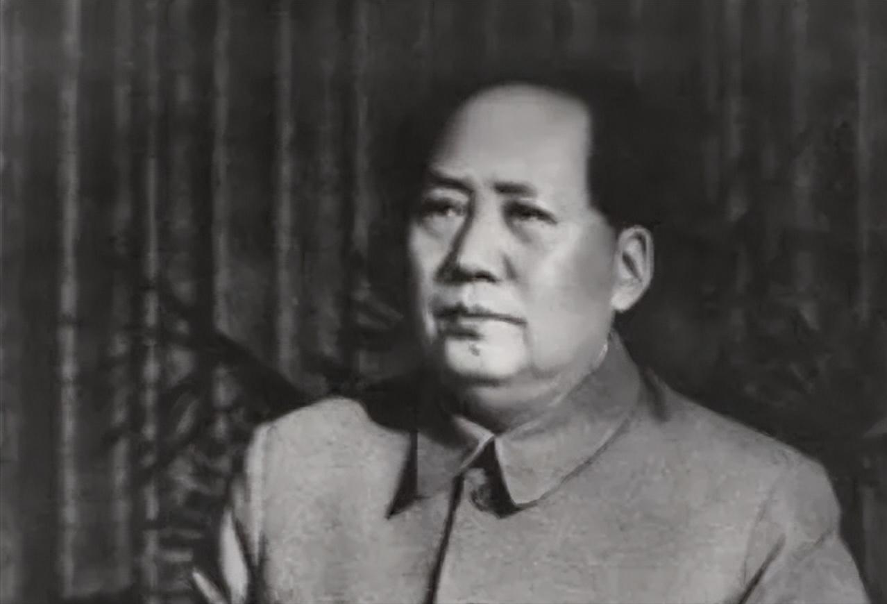1981年，胡乔木提出不再称“毛主席”，改叫“毛泽东”，但黄克诚将军听完总觉得别