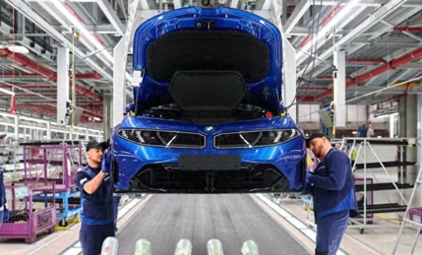 谁能想到，那个曾让无数人仰望的“蓝天白云”标，竟然在今年伊始主动弯下了腰，把身价