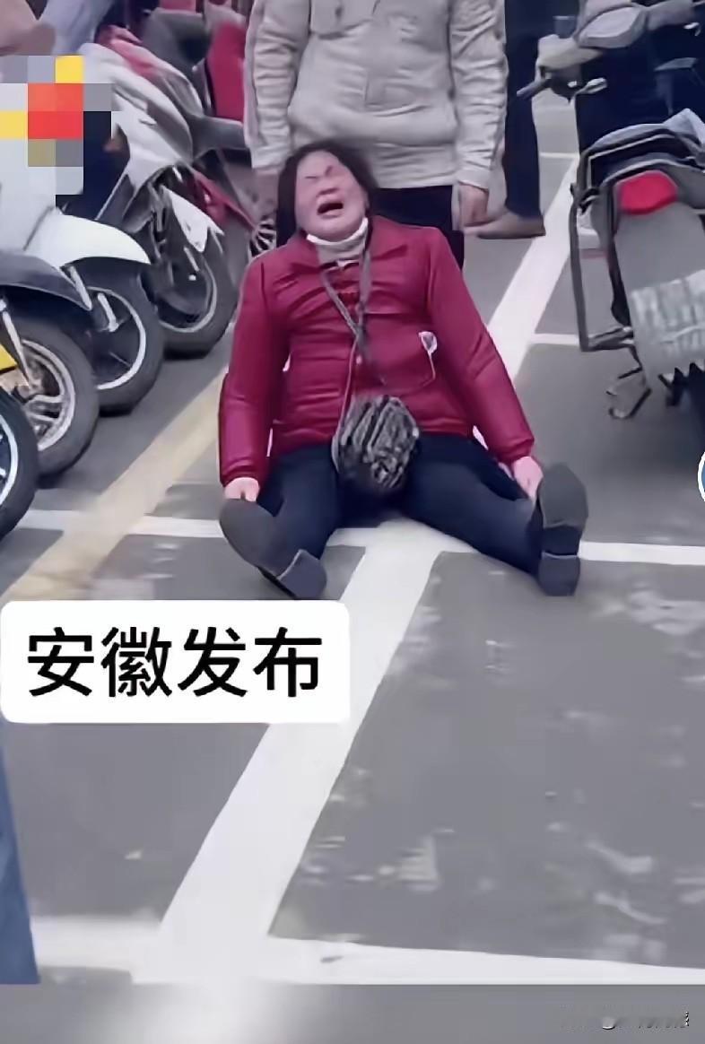 大妈和网上认识的男子线下见面，让人没有想到的是，男子看到大妈之后，转头就走了，根
