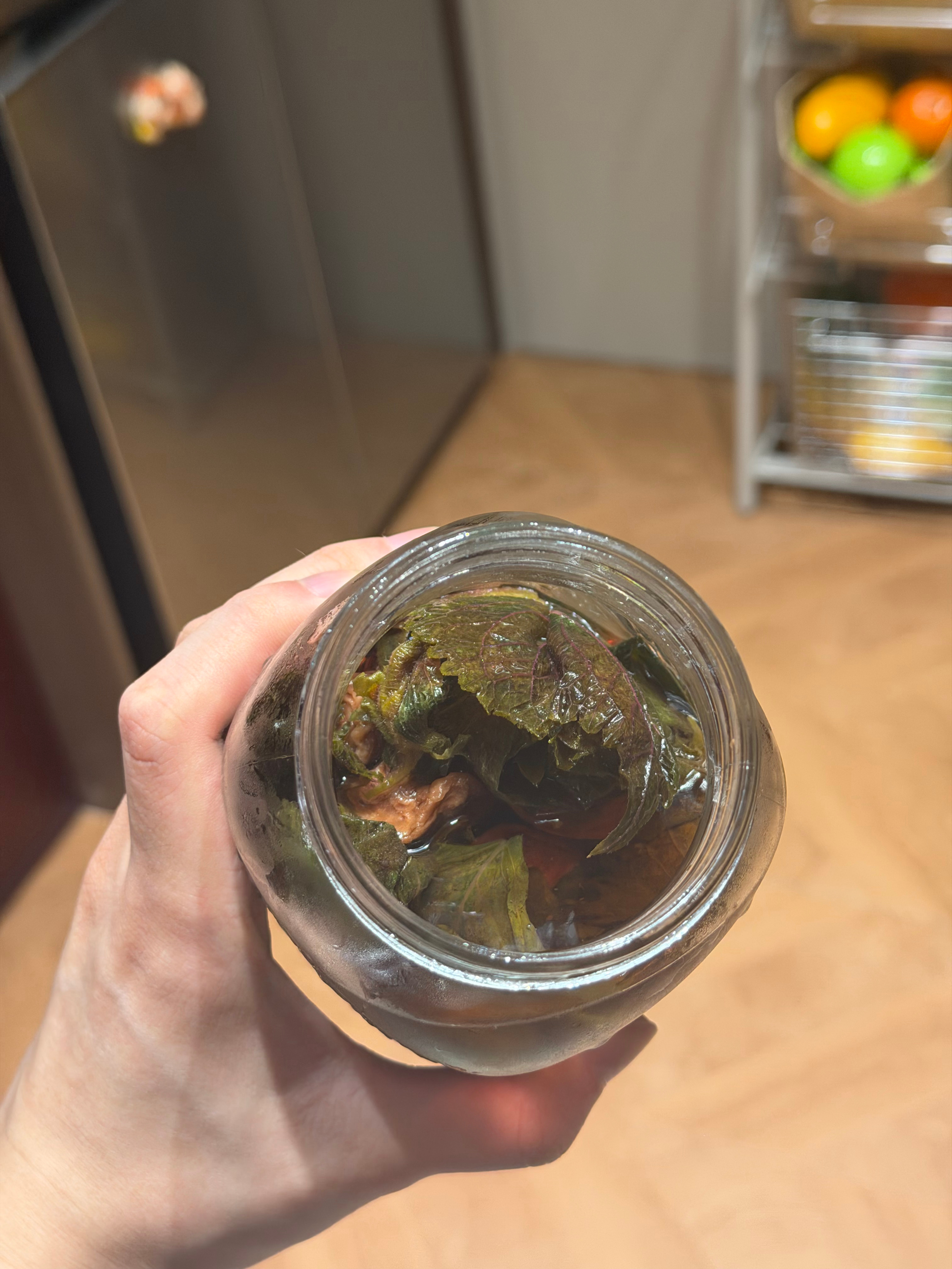 忘记拍了，今天拿泡了一晚的紫苏话梅金酒做了杯金汤力和拉莫斯 ，朋友喝的一干二净?