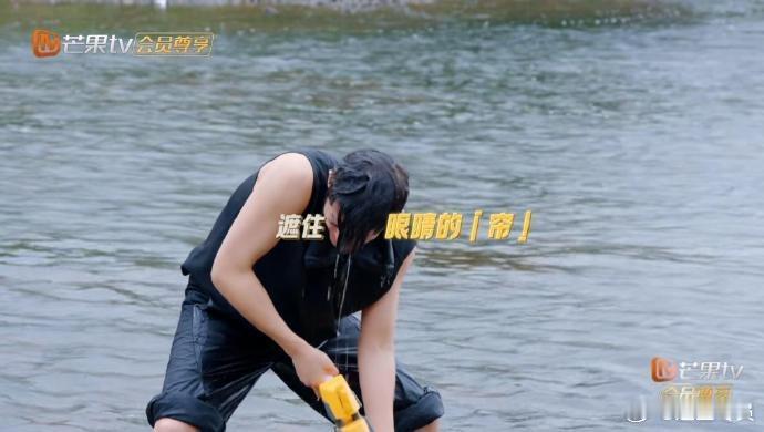  向来一生要强的王安宇，于打水仗之际将假发片打没了，却依旧还要打。 ​​​