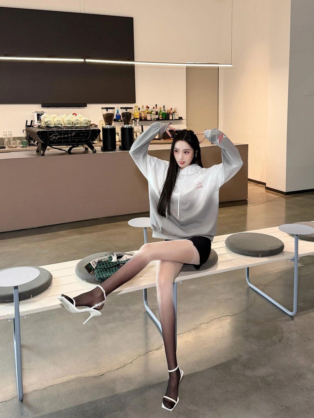 渐变卫衣+渐变丝袜搭配白色高跟鞋真的绝绝子！
渐变卫衣和渐变袜的组合确实很有巧妙