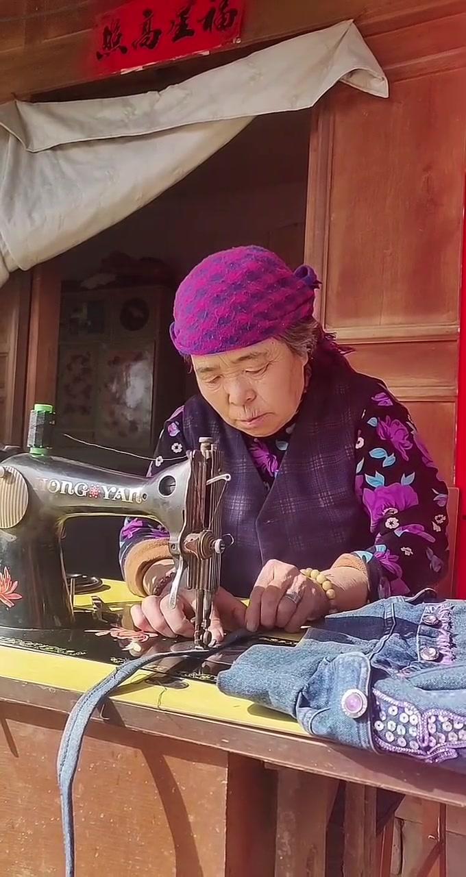 ❓一台缝纫机，藏着多少老式青春？在西北农村，这台缝纫机是家里的“宝贝”。它见证了