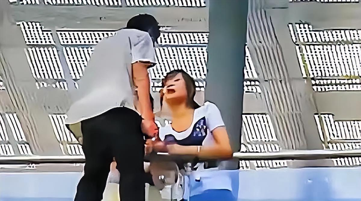 2011年，深圳一名男孩欲跳桥自杀，被一名过路的19岁女孩看到，她上去亲吻男孩，