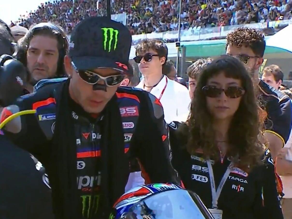 一家人轮流为 Marco Bezzecchi撑伞motogpVR46学院