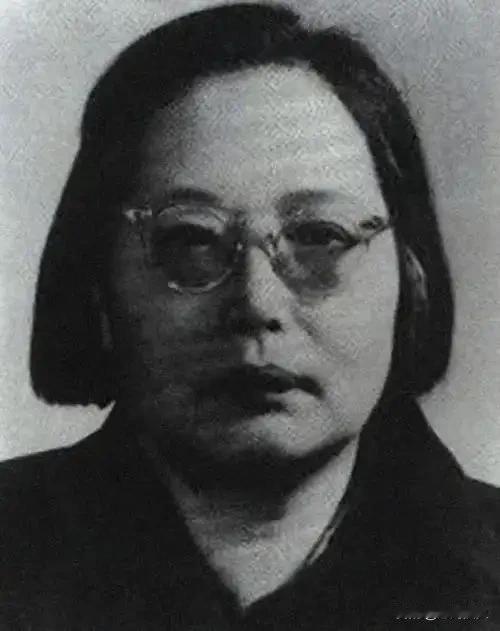 16岁法庭抢答八个字救兄，父亲正被绞死，她写的课文你学过

李大钊被推上绞刑架那
