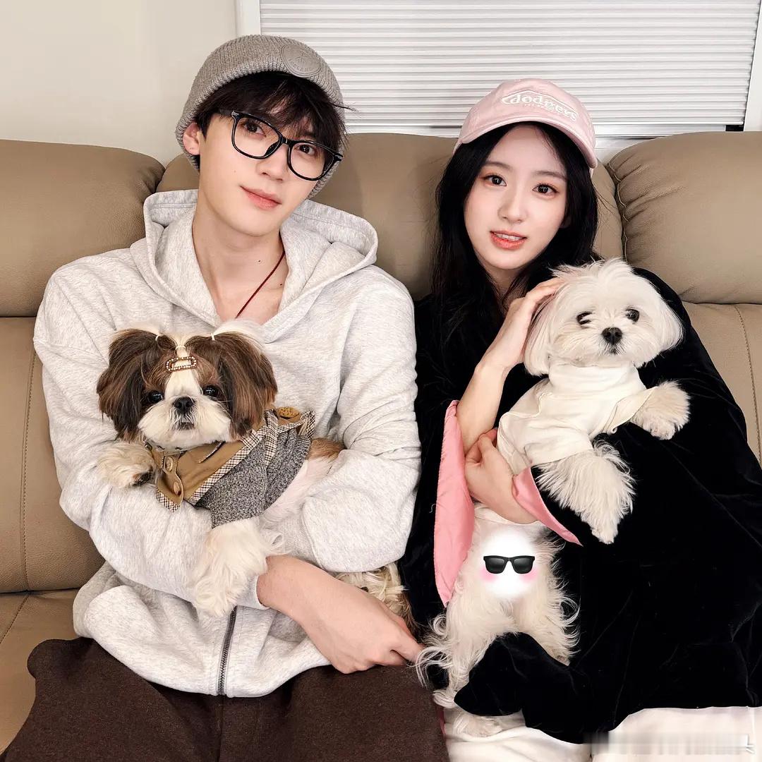 才发现这俩人拍照抱的是对方的🐶可惜江湖夜雨pu了 不然挺好磕的 