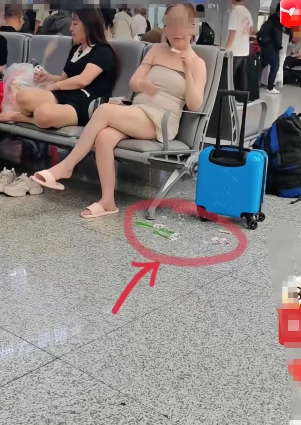 这种人，既没素质又没教养，不咬人，膈应人！
公共场合的一言一行，最能看出一个人的