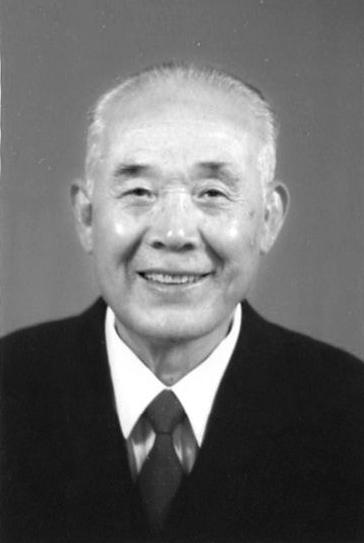 他64岁任青海省委书记，曾在甘肃工作，33岁前往青海果洛工作，后任青海畜牧厅厅长