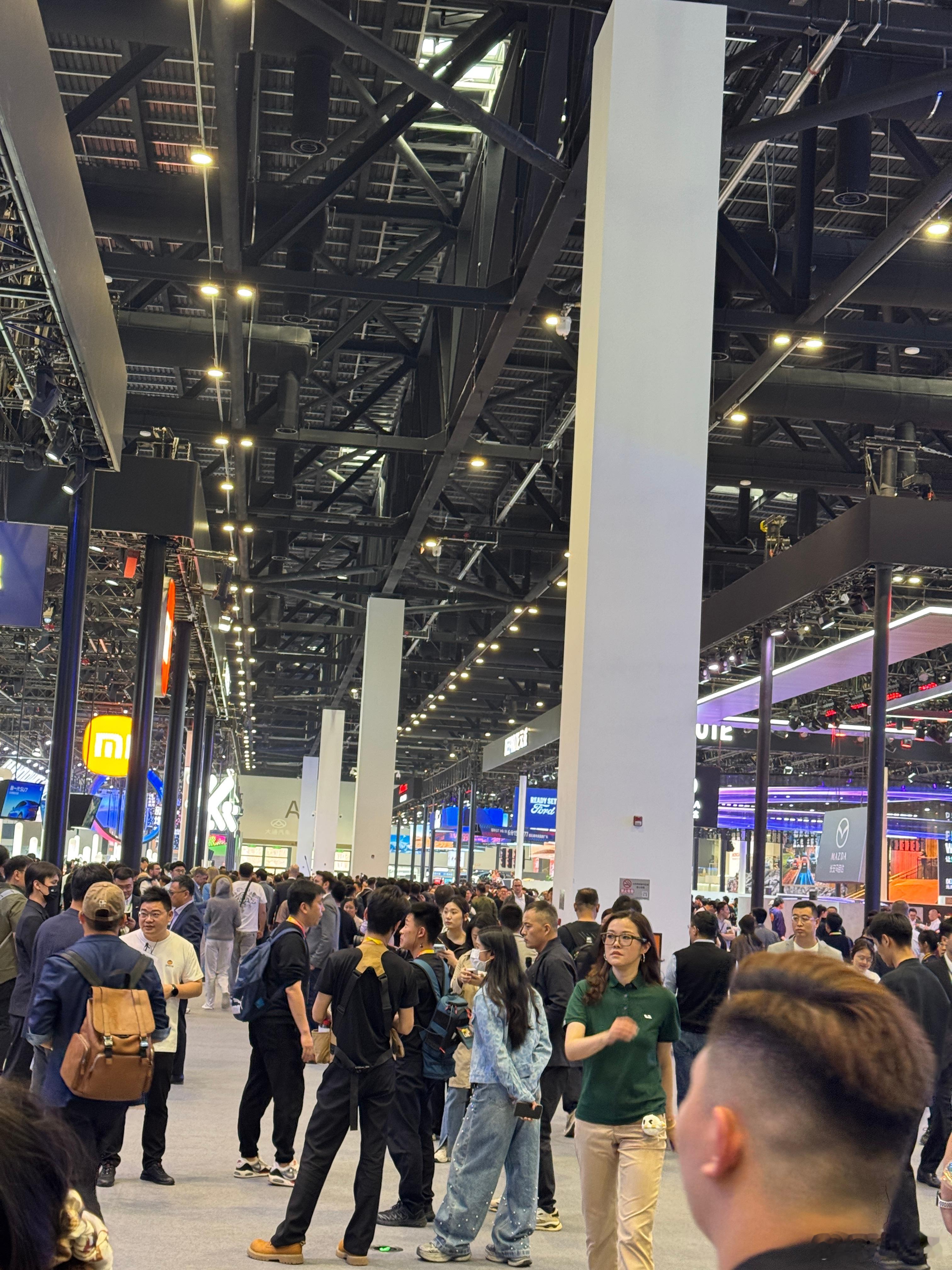 走到哪都能偶遇雷总，说实话有点视觉疲劳了🥱 