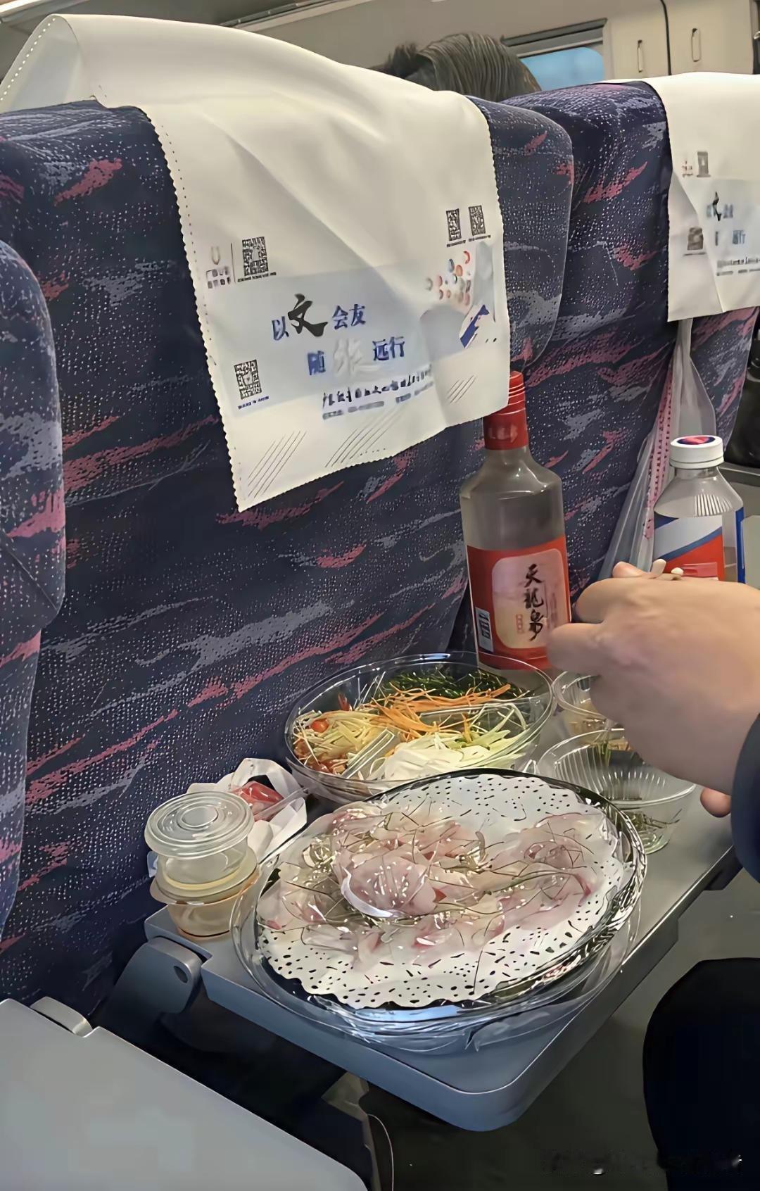 高铁不是不让带白酒么？这货怎么带上去的