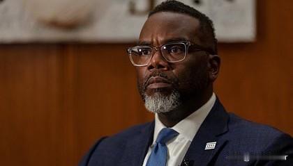 芝加哥市长布兰登·约翰逊通过社交网络X批评美国总统特朗普下令攻击委内瑞拉。

他