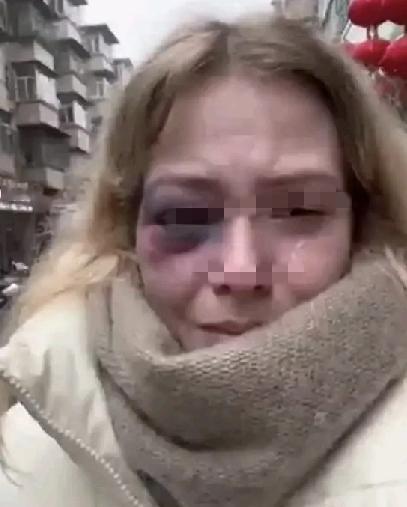 拳头没打垮她！俄罗斯姑娘揣本护照连夜逃到哈尔滨，这幕看哭了
 
都2026年了，