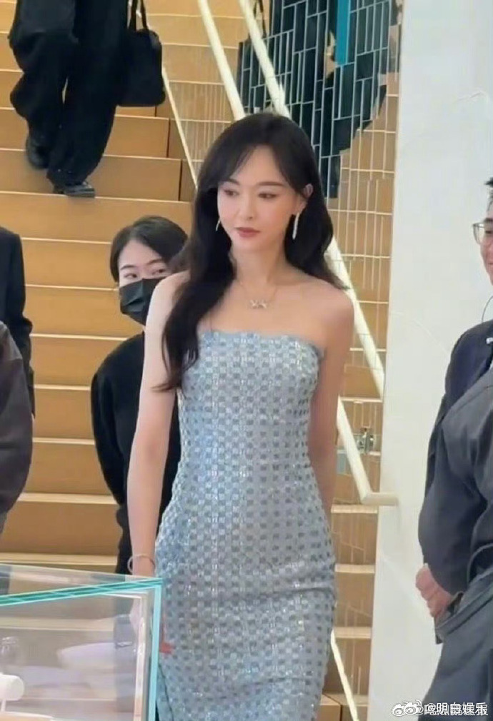 唐嫣连续两日现身线下活动，生视频中首日造型打破年龄与色彩的桎梏，将甜而不腻的风格