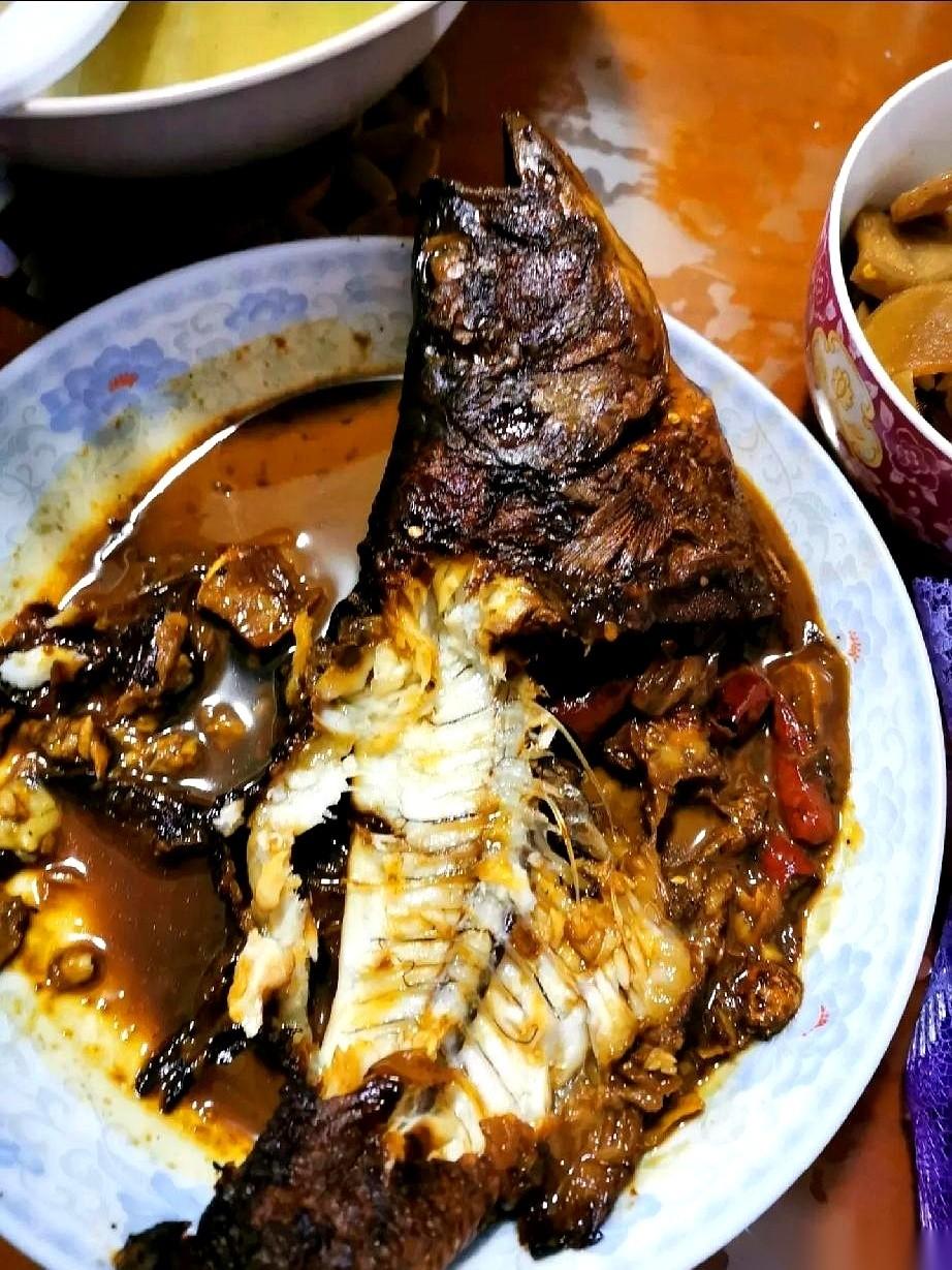 我前脚刚放下三百块钱。
后脚，表嫂就把半条吃剩的鱼端上了桌。
就那么直勾勾地摆在