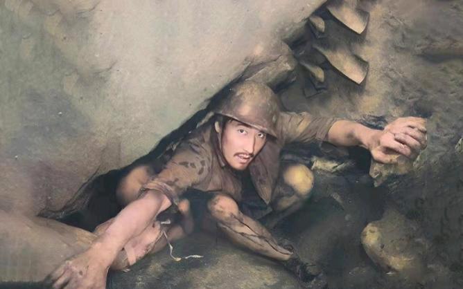 硝烟还没散，我趴在尸堆里，浑身糊着血和泥，连呼吸都不敢放重。军靴踢在腰上的力道很