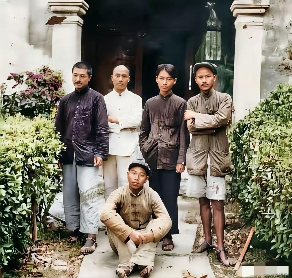 这张老照片拍摄于1935年，是五位开国元勋刚走完长征后的合照。你能认出来几位？