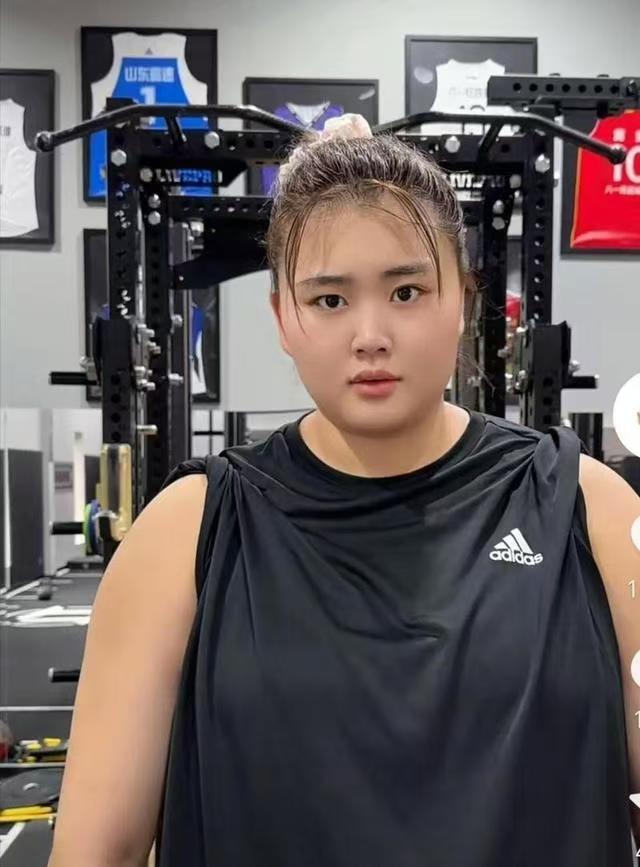 对阵日本女篮的最佳球员当属刘禹彤！她在篮下强势硬凿日本队员，对手抵挡不住只能犯规
