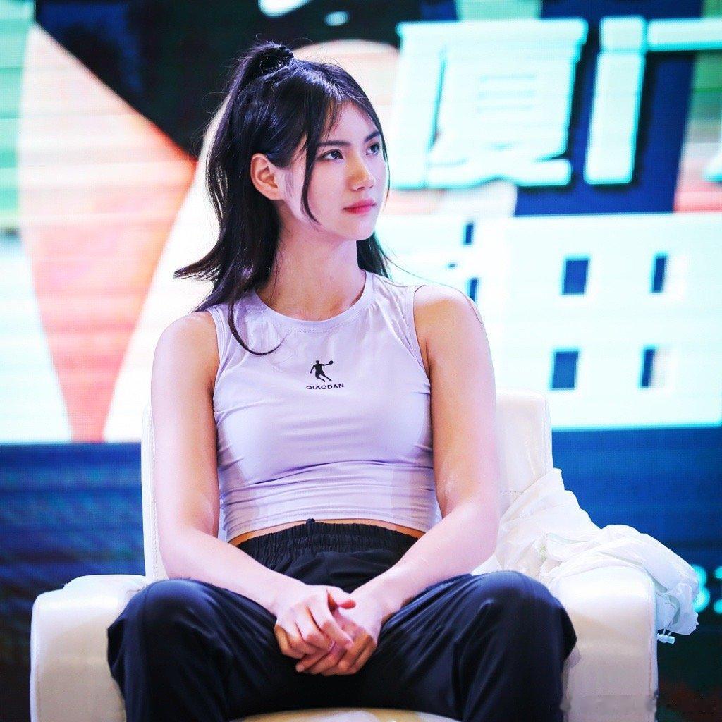 田径女神夏思凝近照！
没有纹身的女孩子果然清爽干净，
小姑娘美得太清澈，
看着就