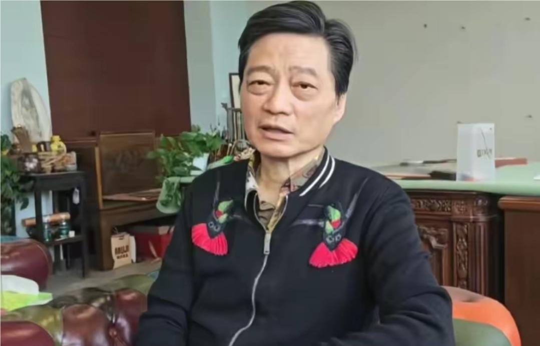 岁月不饶人，曾经意气风发的他也老了，大家还能认出他是谁吗？