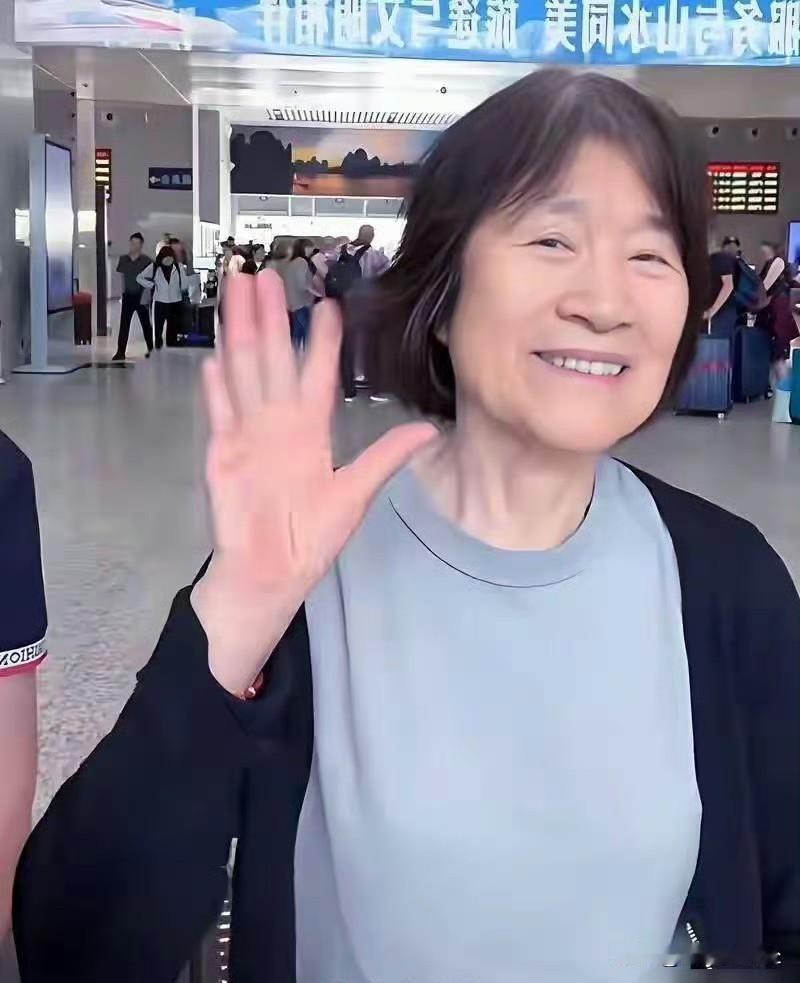 原来她是李亚鹏的妈妈，是个儿科医生。她挺喜欢海哈金喜，对李嫣也很好，现在一心一意