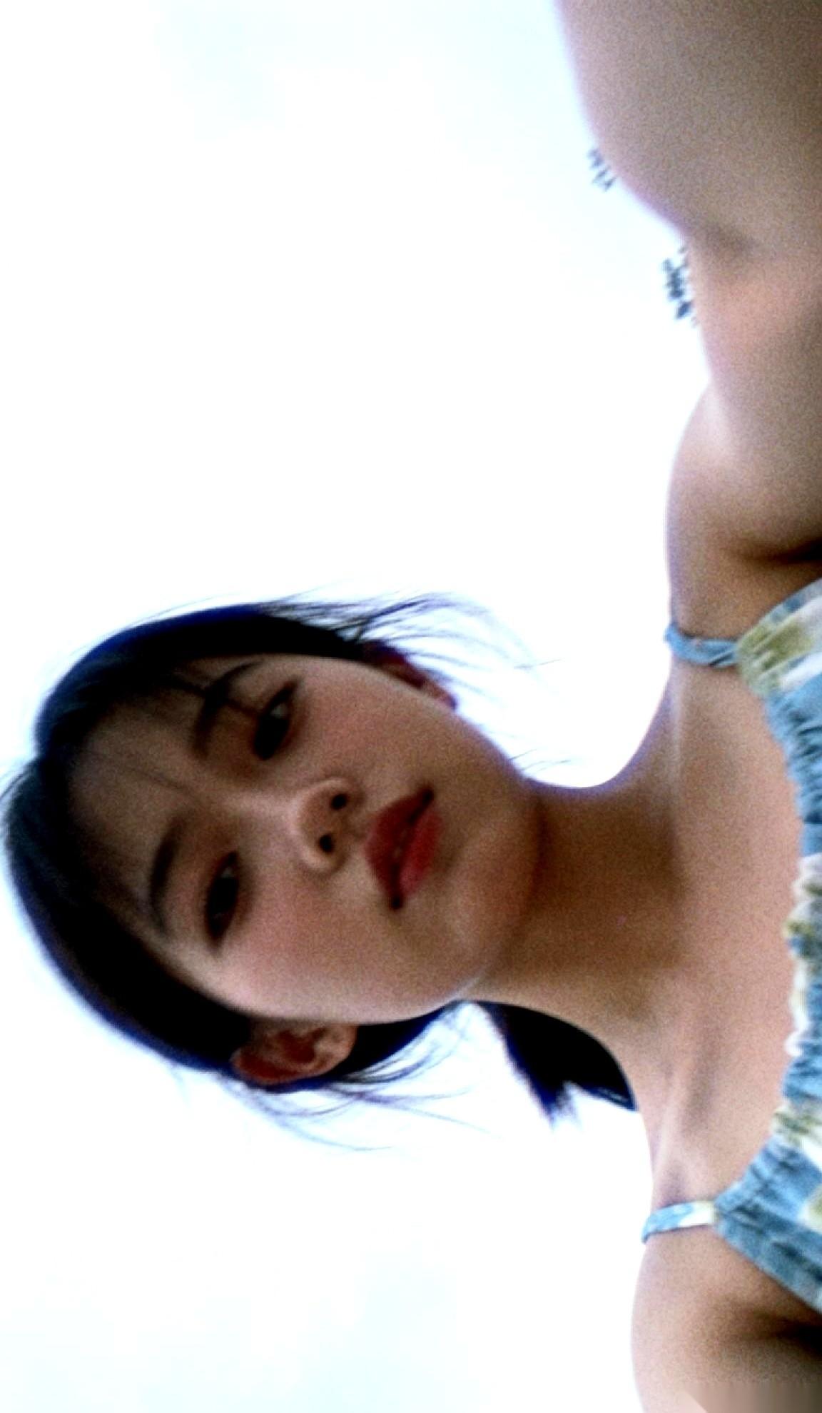 我一姐们儿，穿着租来的OL套裙，一脚踹开我办公室的门，随手甩了个根本没点燃的烟头