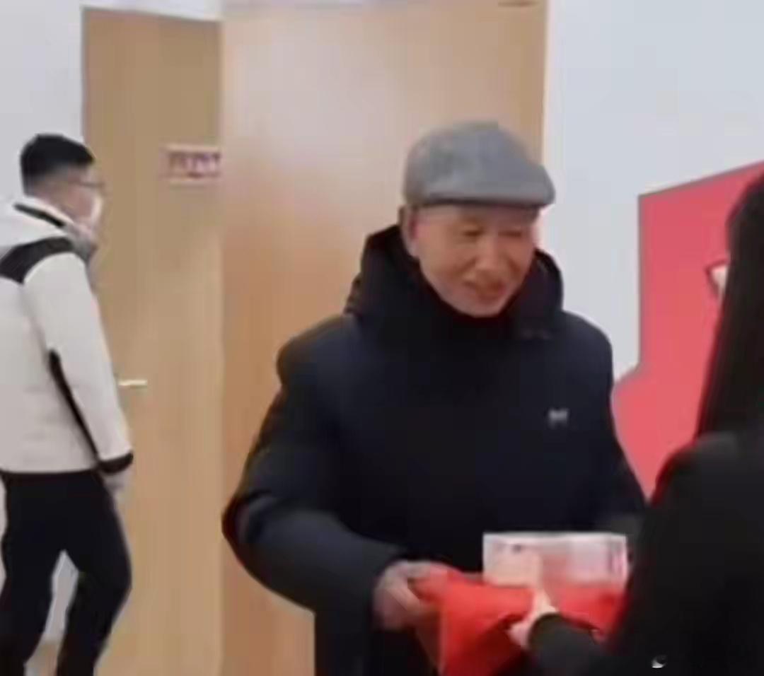 刘强东老师将10万红包捐给贫困学生 捐赠者周维华老师，曾是刘强东四年级的语文老师
