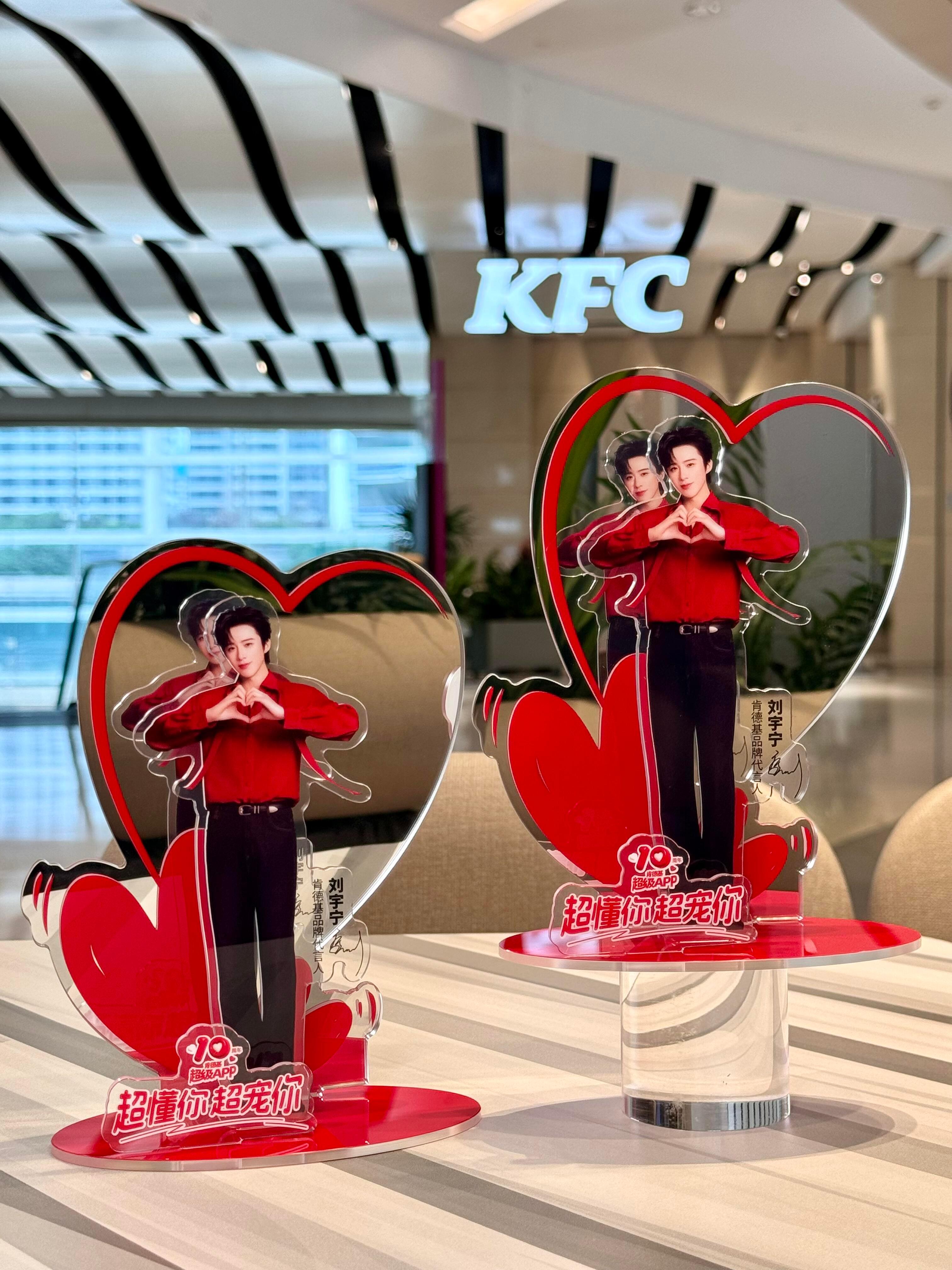 「宁」的心意礼周边实拍！太好看了！❤️宁的守护• 镜面立牌跟着光的方向，定格「宁