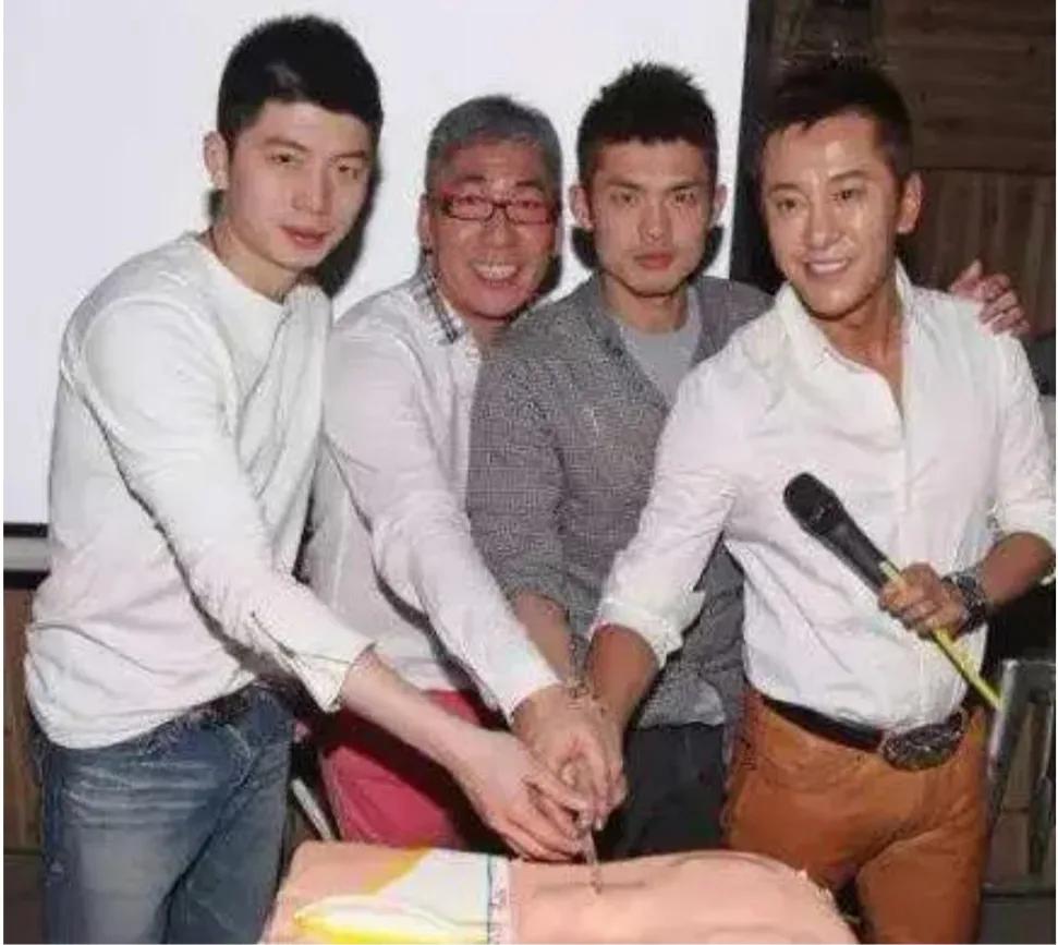 这个白发老头神通广大，能找到林丹和毛宁一同合影，真的不是一般人吧！感觉和林丹关系