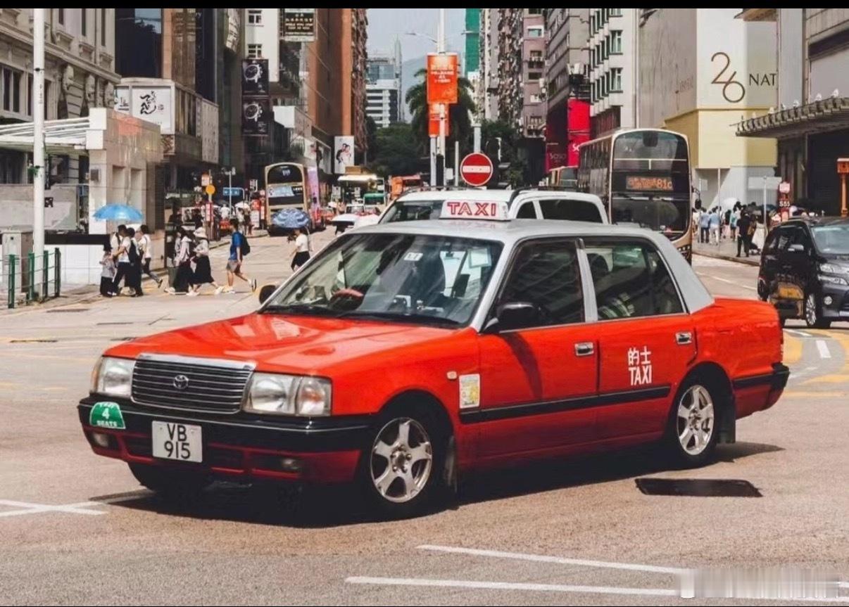什么车只有红色才好看这个赛道必须有香港出租车～丰田皇冠的名字。 