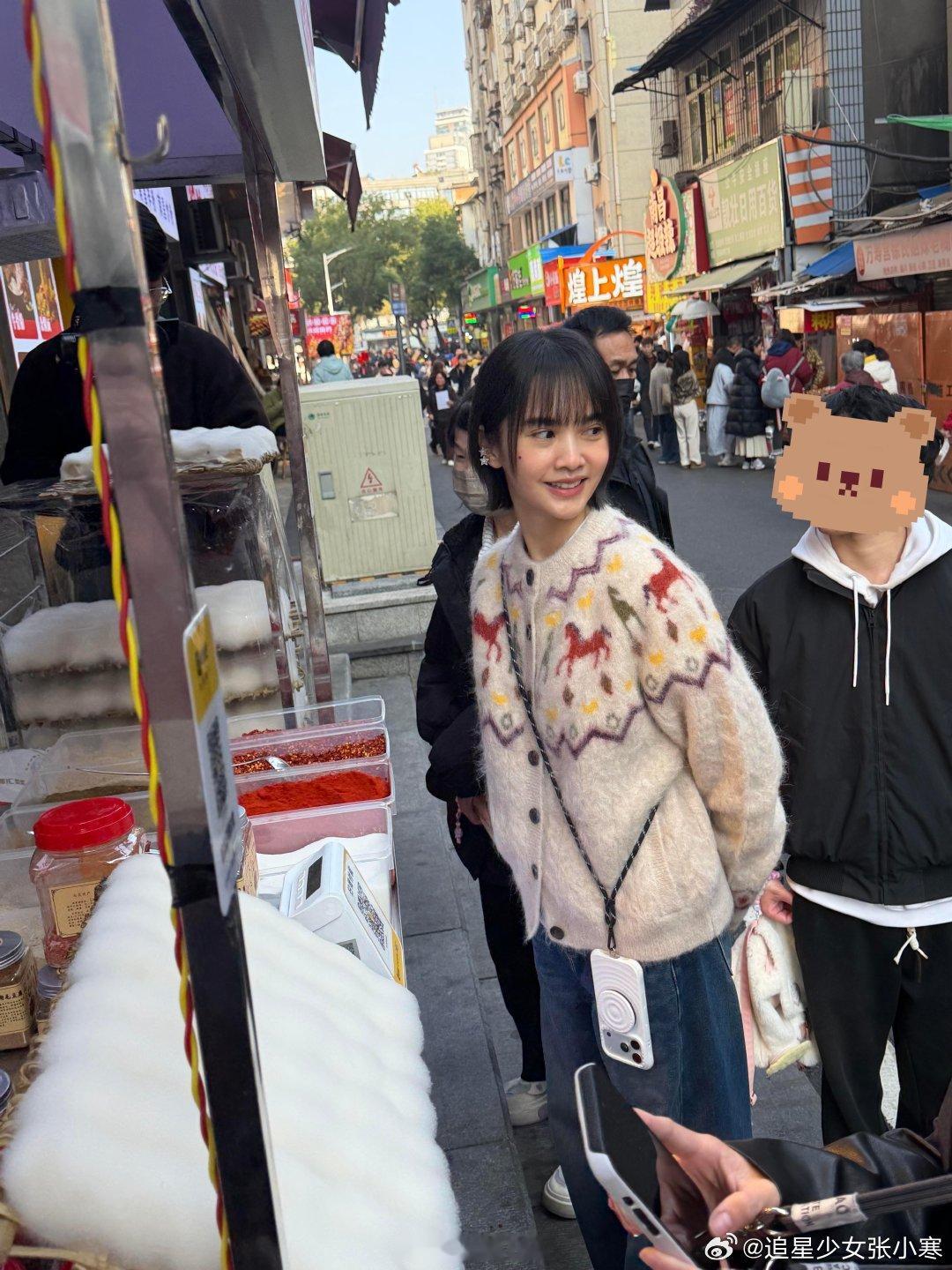 江西偶遇杨丞琳江西街头偶遇杨丞琳 江西偶遇杨丞琳，第一眼真的错看成李荣浩了，夫妻