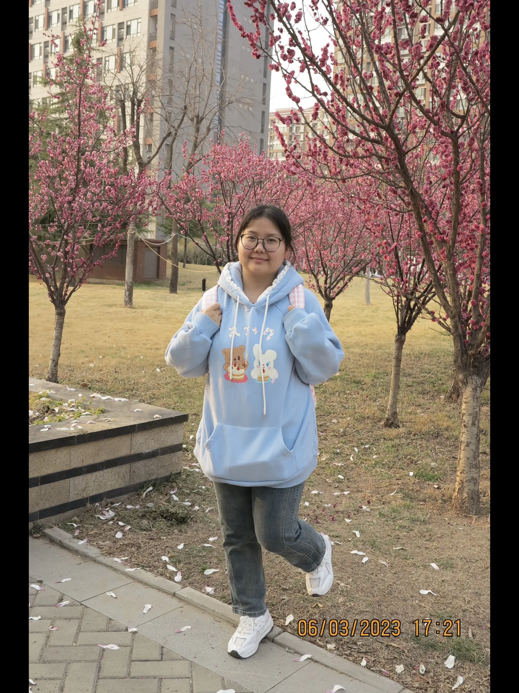 第一张照片是2023年去学校办理休学时拍的，那个时候感觉一切都好不起来...