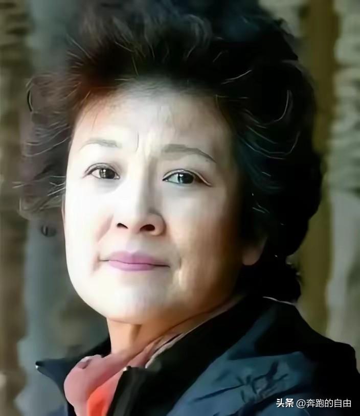 61岁的宋春丽和丈夫坚持丁克三十几年，直到2012年一天，好友邓婕到宋春丽家中做