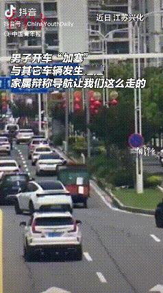 离大谱！江苏兴化，一男子开车不按交规连变两道想加塞，结果直接撞上了正常走的直行车