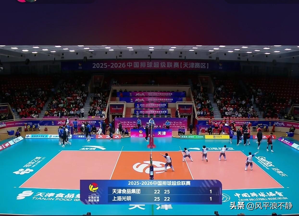 半决赛天津男排VS上海男排正在直播，目前各胜一局1-1平!
首局开局天津领先，中