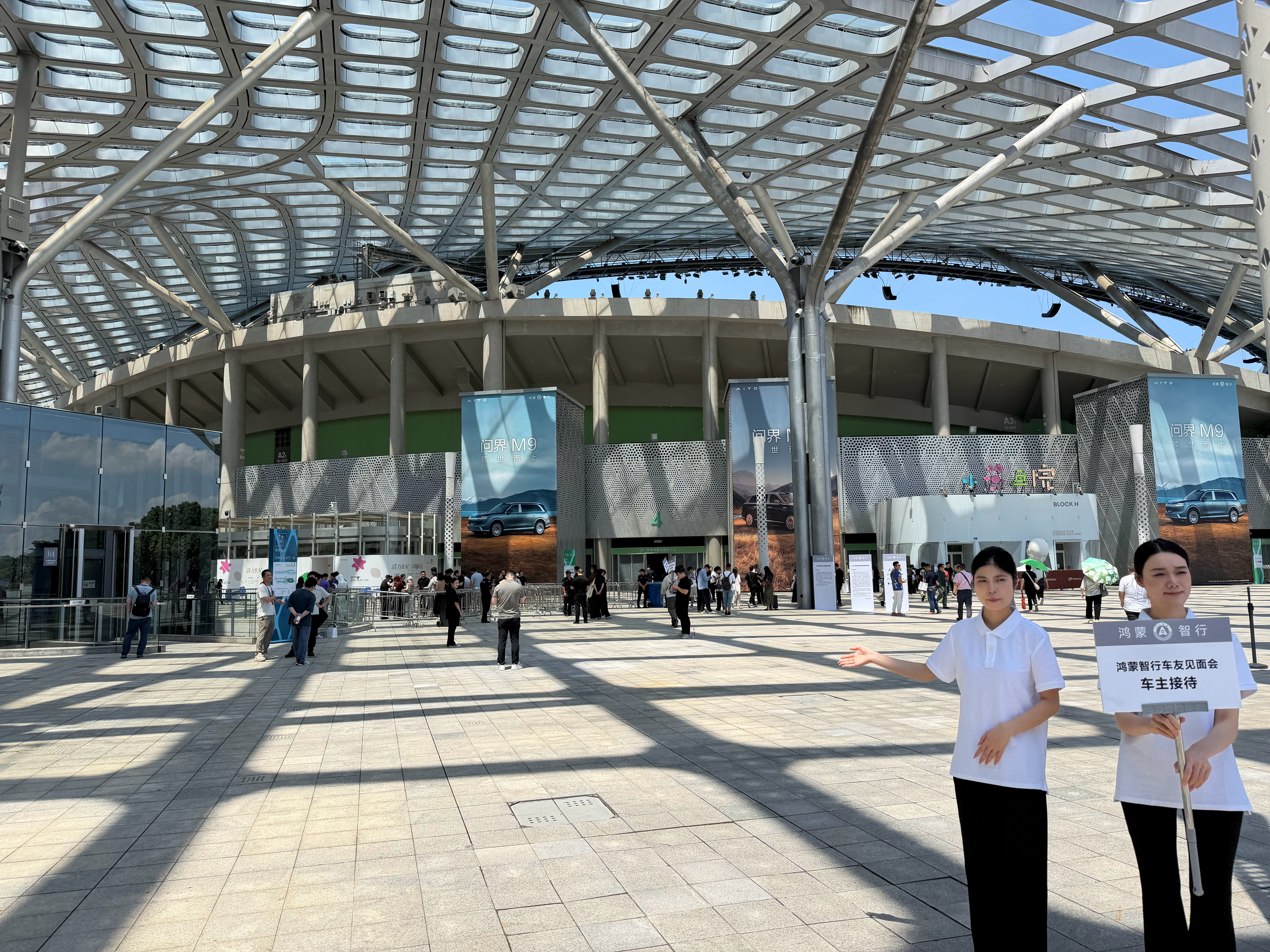 春茧今天问界m9 发布会，门口🈶️黄牛收票，说昨天通知今天发布会黄渤来，票 1