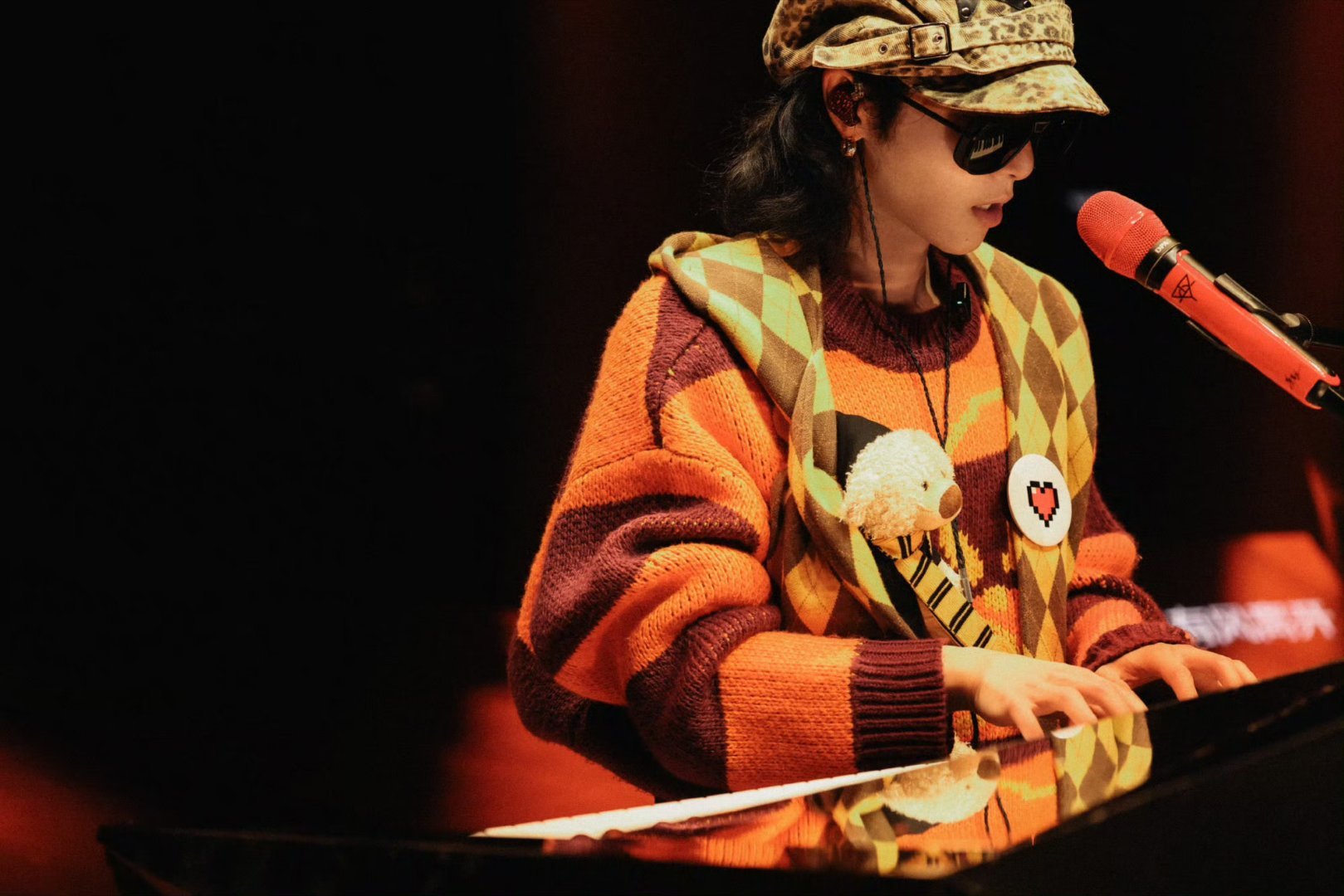 华晨宇玫瑰权杖夯爆了 谁懂啊！玫瑰权杖与他适配度满分，红黑配色衬得贵气感拉满。出