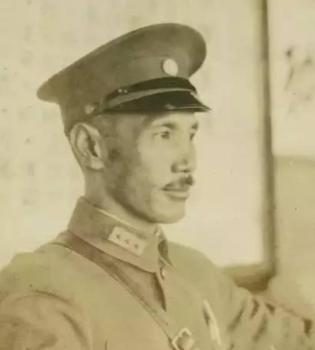 1935年，孙凤鸣等人准备刺杀蒋介石，但蒋介石生性多疑，看到记者围了一大圈，直接