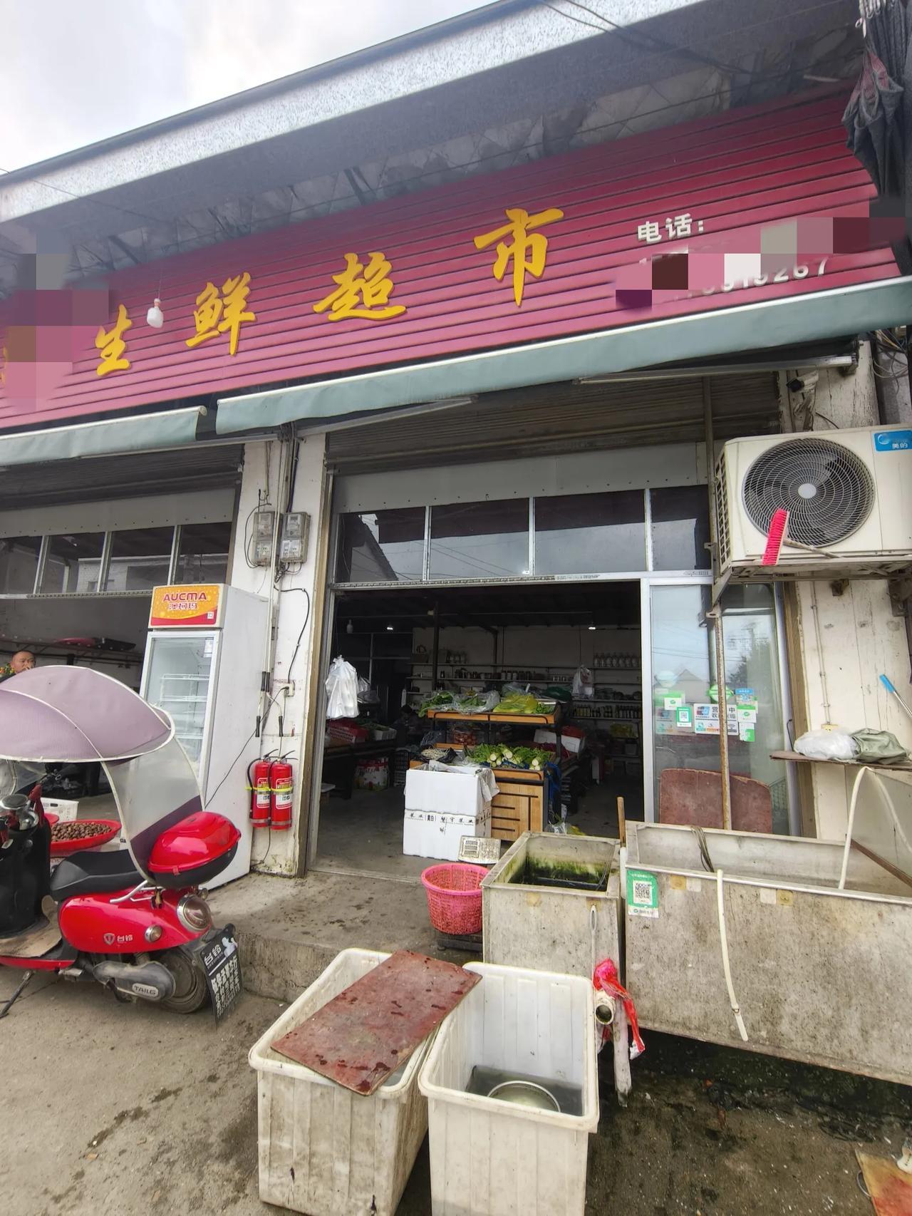 今天我修了一台三门展示柜，老板半开玩笑地跟我说：“现在搞你们这行的简直就是稀世珍