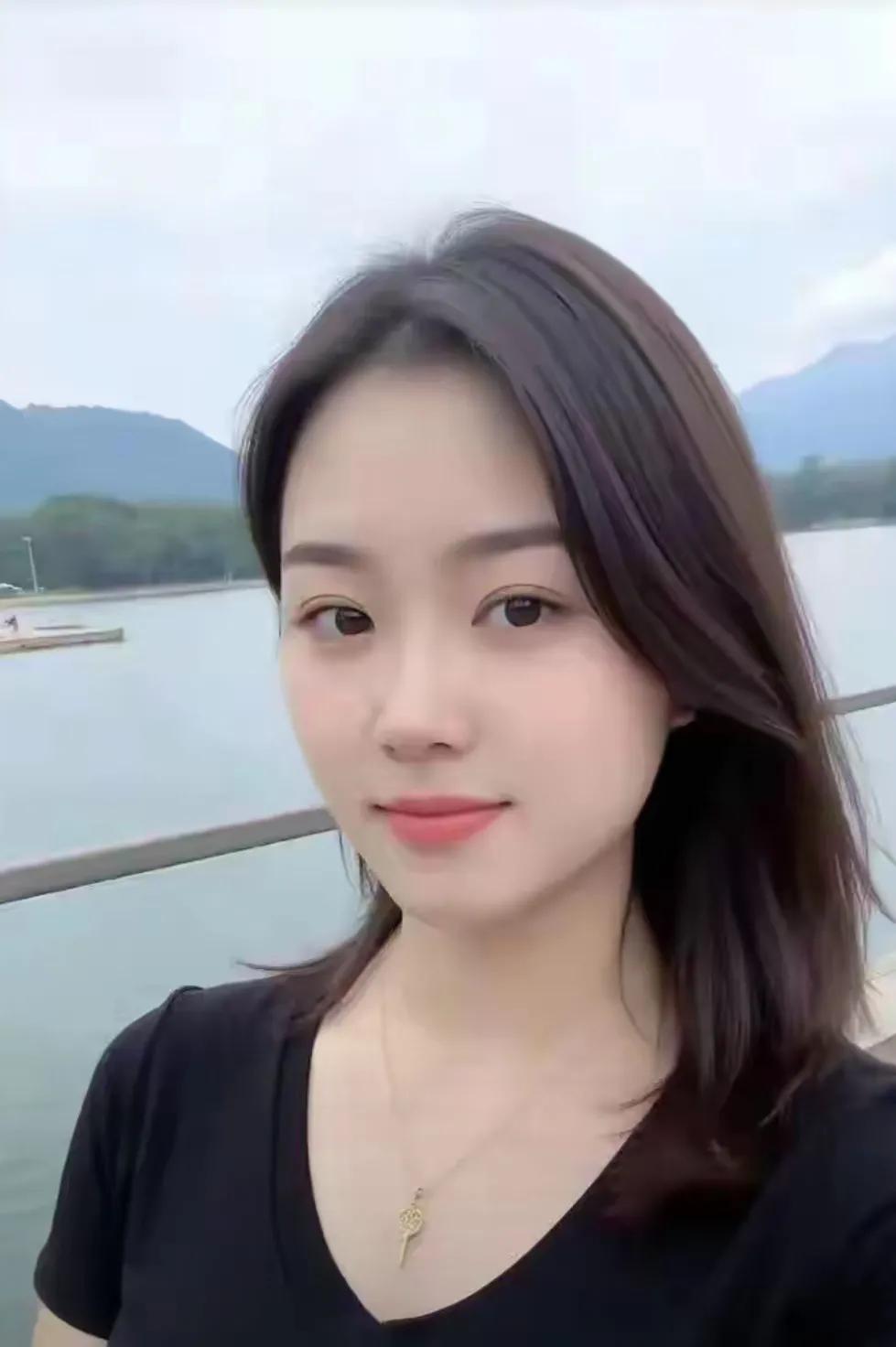 在那个春意盎然的季节，小桥流水旁，翠柳轻扬，春水摇波，情意潺潺。柳絮与落花共舞，
