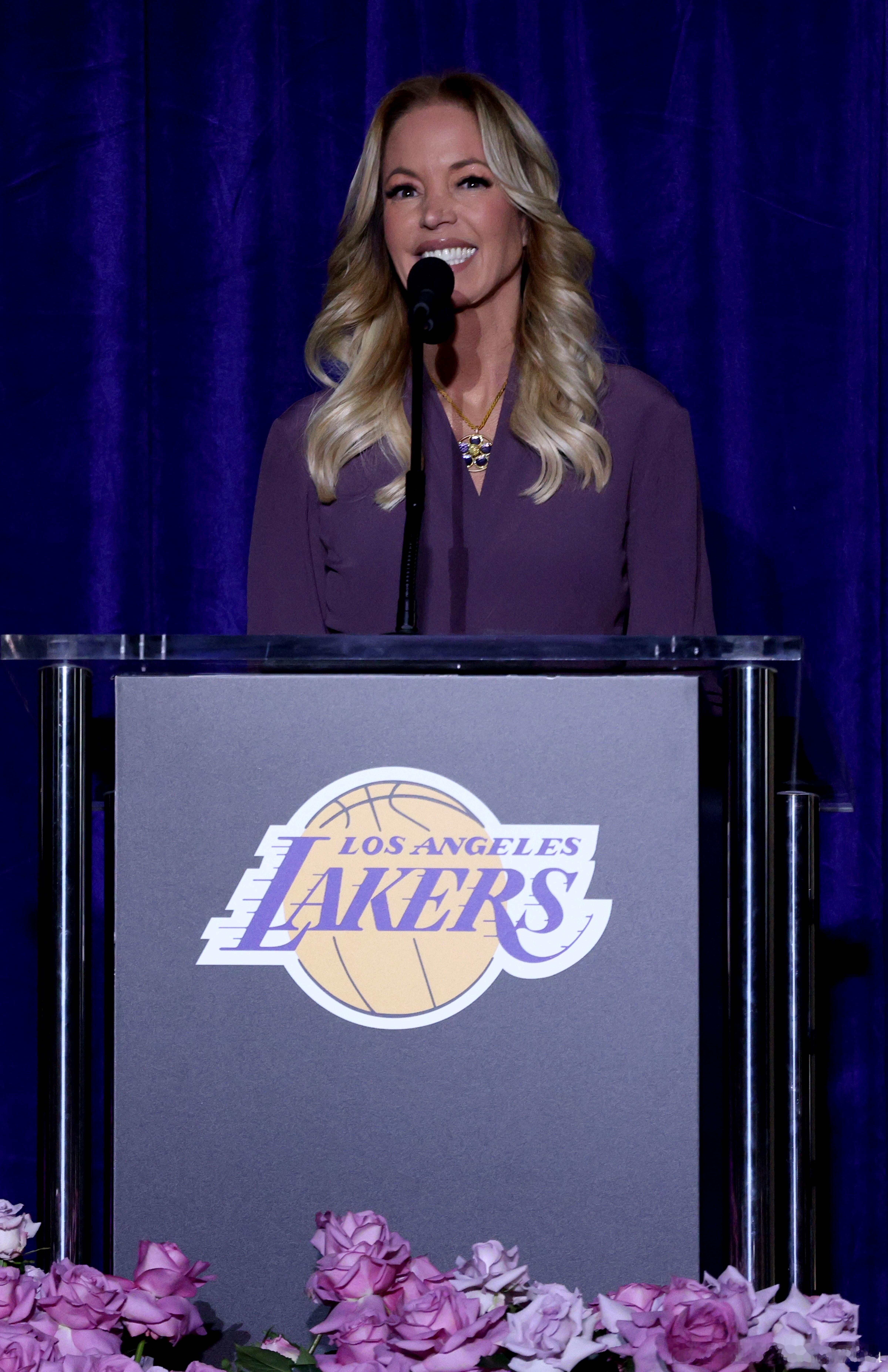 【如果湖人不再是 "湖人"，NBA 还剩什么？】杰里・巴斯，为湖人塑造出独属于洛
