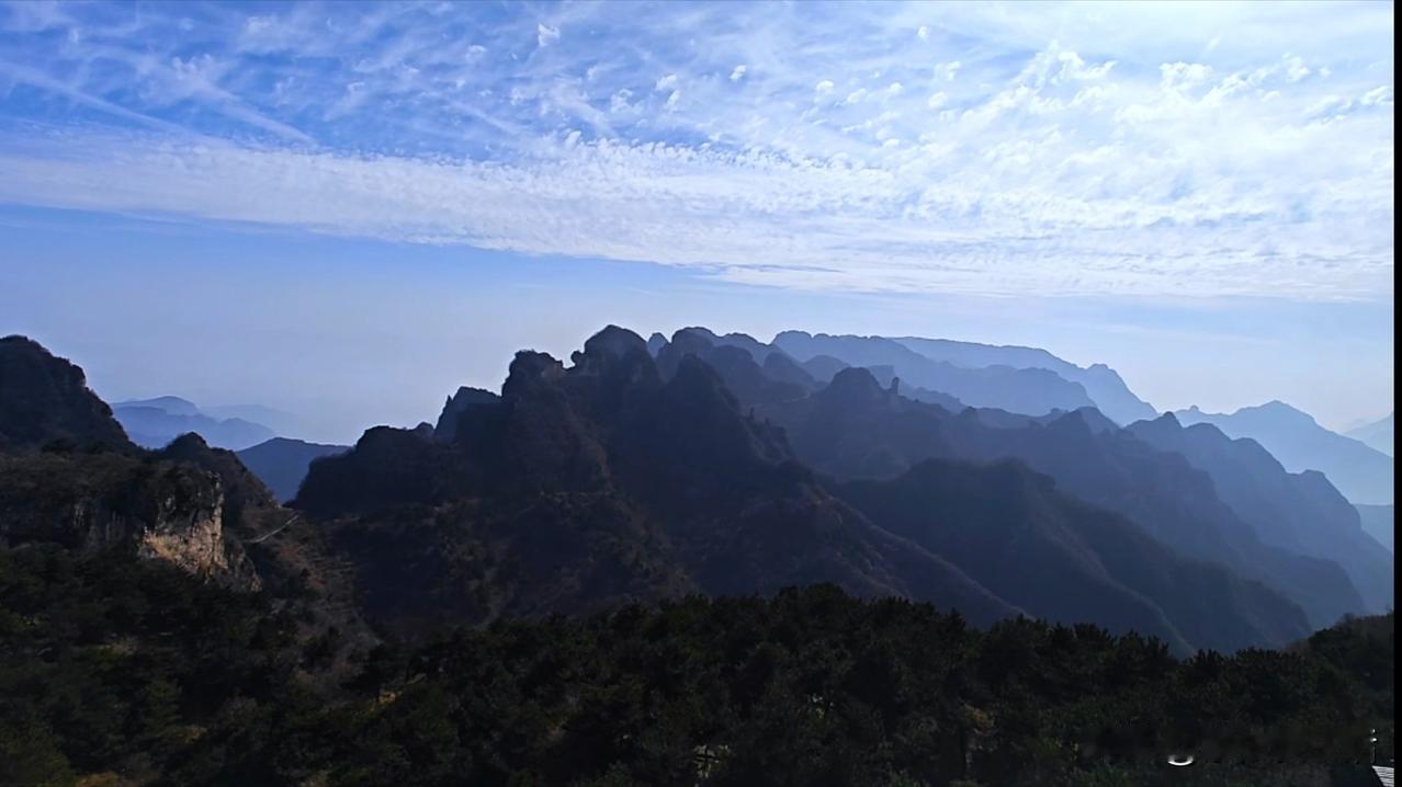上联：高山不语拥千树，下联邀对下联：白云无言绕万峰。