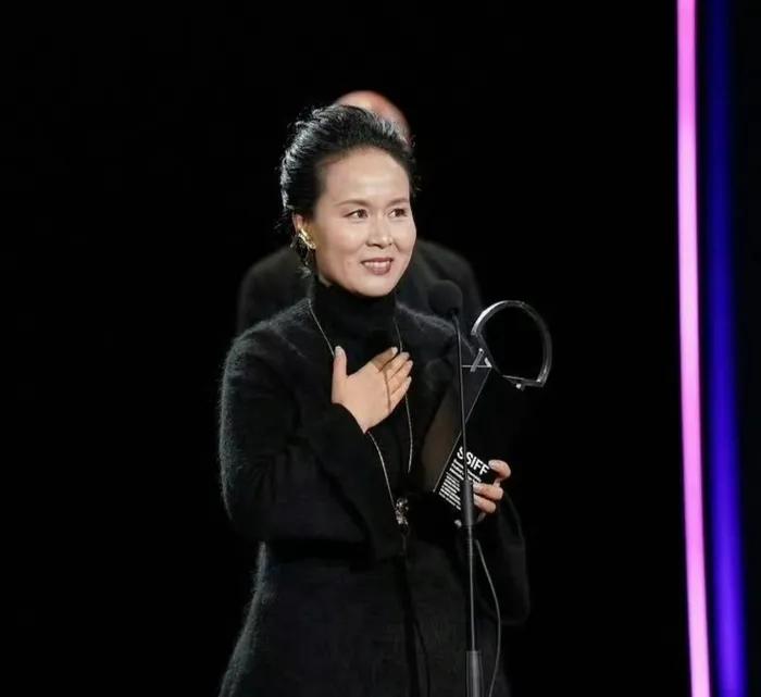 去年赵箫泓在圣塞巴斯蒂安电影节夺得影后的时候，不少人夸赞的是周冬雨，因为她是当届