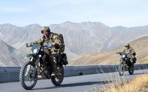 骑摩托车的法国陆军第27山地步兵旅的士兵，这回真是摩托化部队了。

法军根据Or